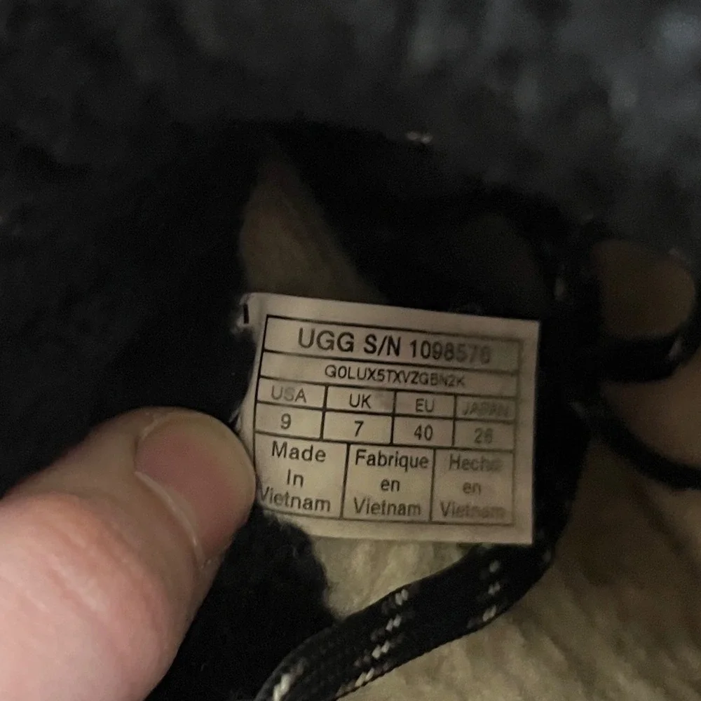 UGG‎ Cayden Waterproof Snow Boot Black Quilted Puffer Fur Trim 1098576 womens 9